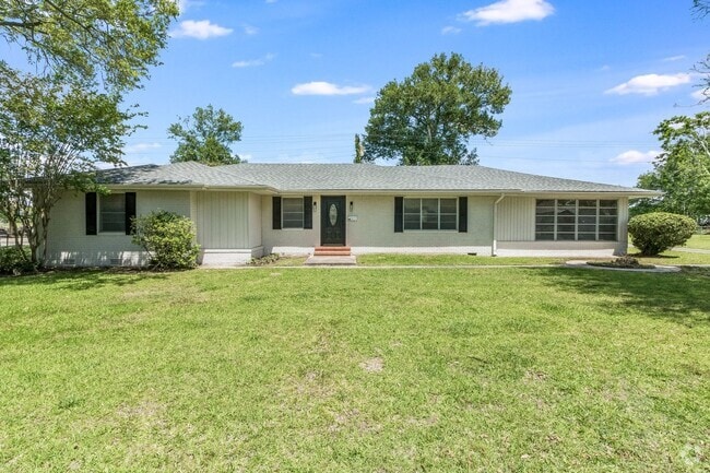 Building Photo - 3 Bed/3 Bath House