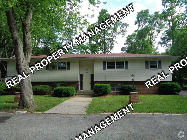 Building Photo - Two Bedroom Apartment with Garage