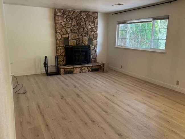 Photo - 3 Bedroom, 2 bath home with indoor laundry...
