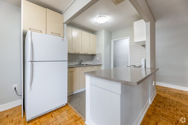 Open Kitchen - 3085 Queen Frederica