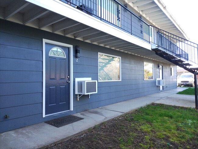 Building Photo - 2 Bedroom Lewiston Orchards Apartment Unit 2