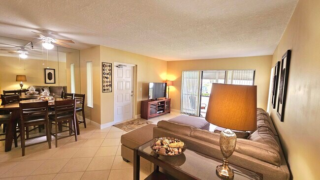 Photo - 1005 Green Pine Blvd Unidad E1