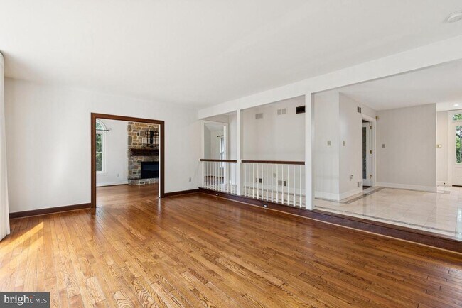 Photo - 1720 Honeysuckle Ln