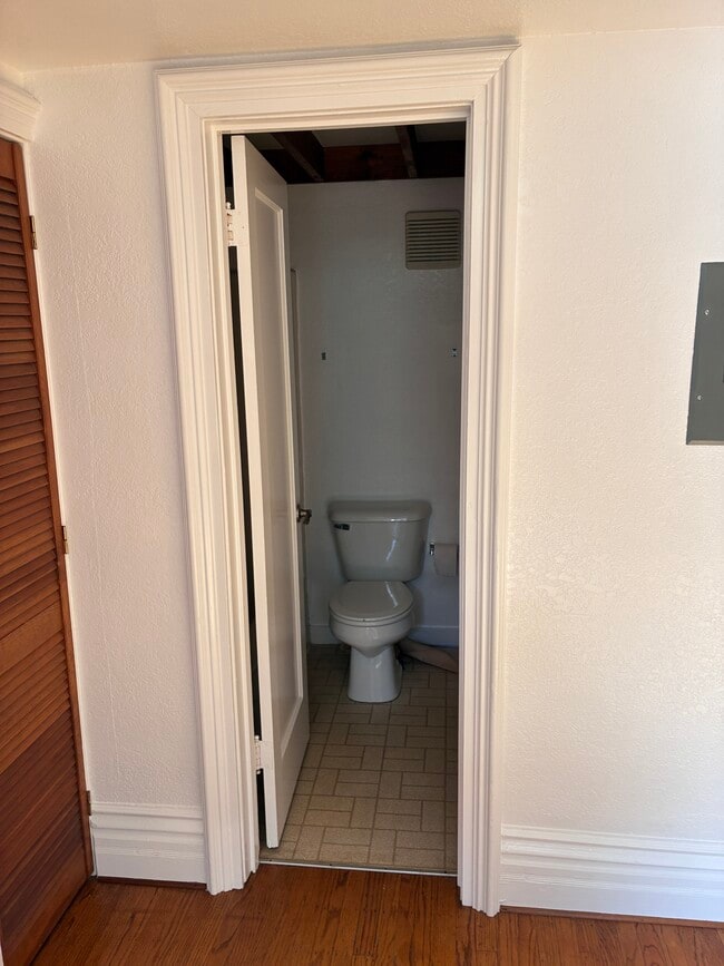 Baño con bañera y ducha.