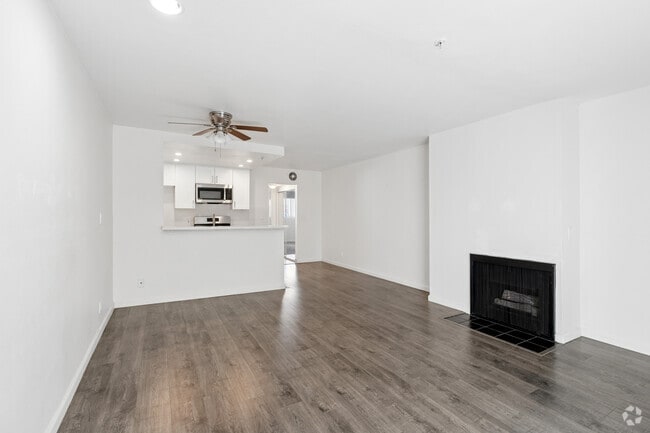 1BR, 1BA - 600SF - Living Room