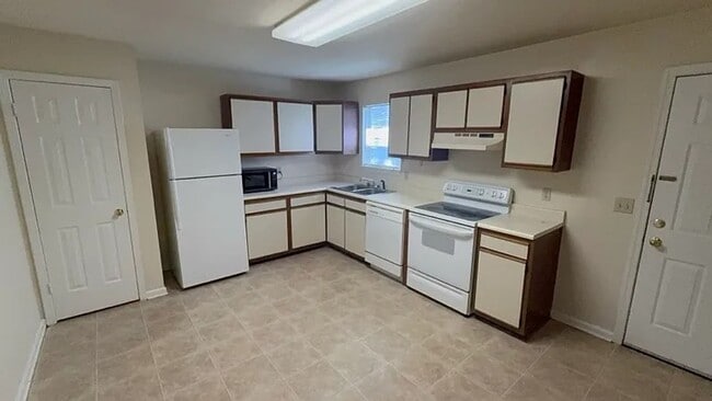Photo - 4 Bed/2 1/2 Bath Bus Line Reserved Parking