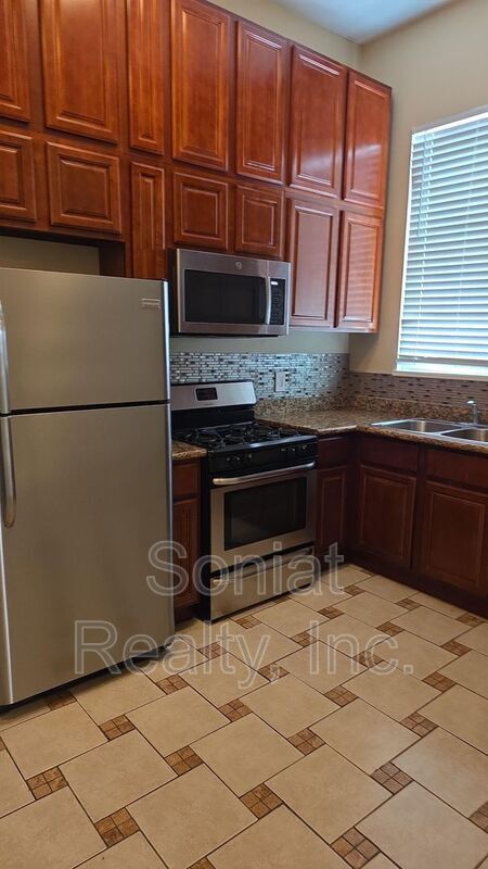 Photo - 705 Felicity St
