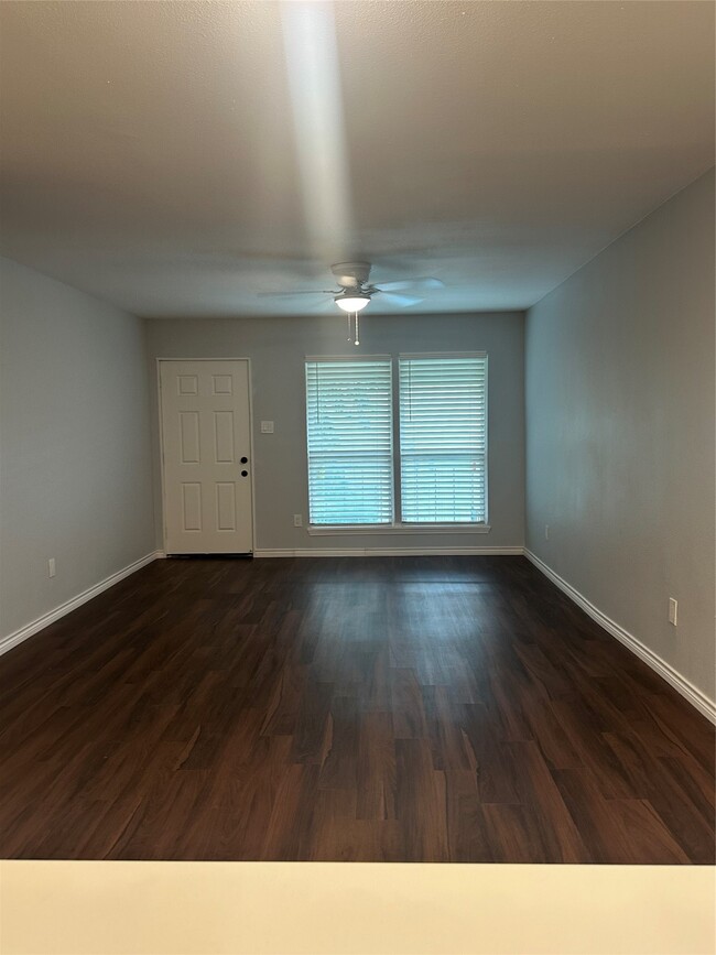 Building Photo - 5625 Antoine Dr Unit 1016