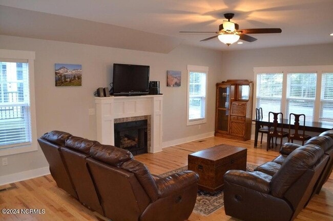 Photo - 845 N May St