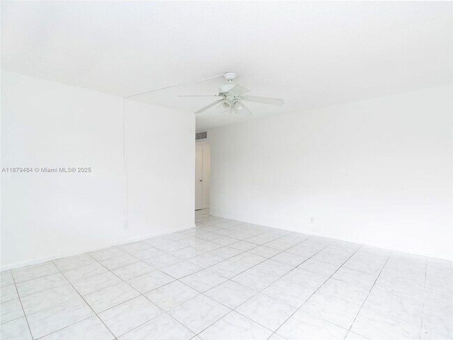 Photo - 2025 Miami Rd Unidad 15