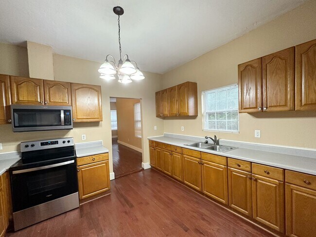 Photo - Lovely 3 Bedroom 2 Bathroom House