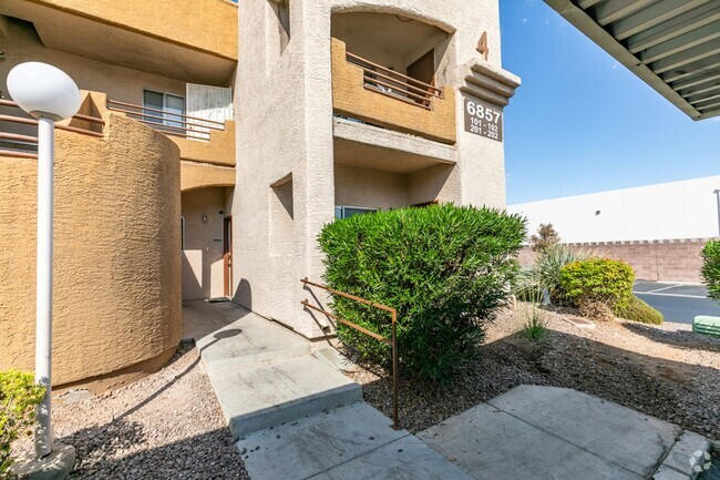 Building Photo - Ground floor condo