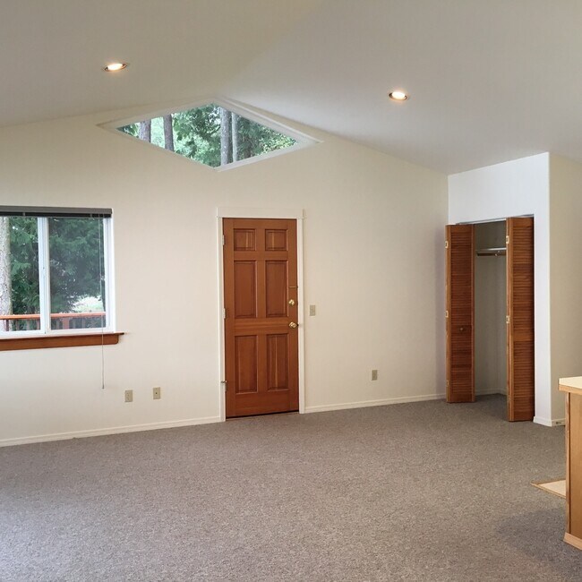 Photo - Medium-Low Bank Waterfront Home On Acreage