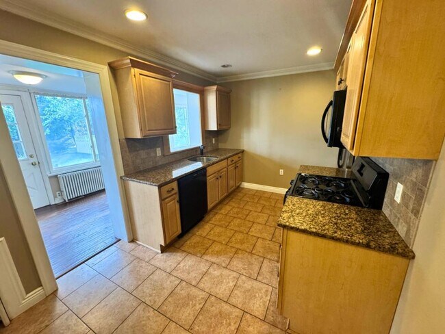 Photo - 11-02 Charles St