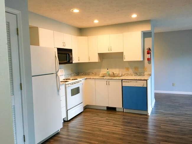 Kitchen - 1350 S College Mall Rd Unit 1350