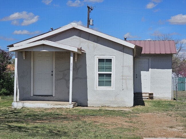 Building Photo - 2x1 Home Available Now