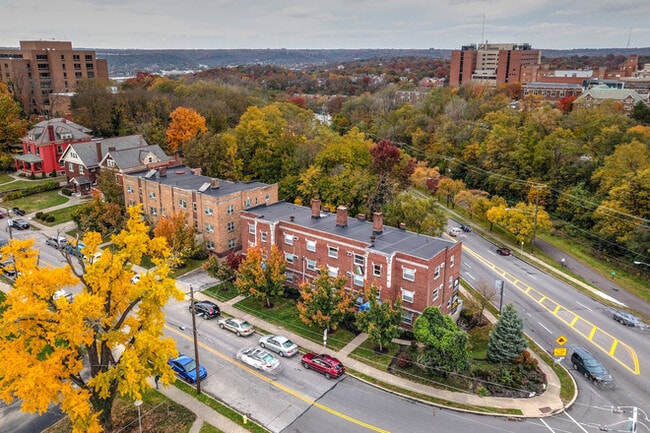 Building Photo - Prime Riddle Road Location | Near UC, DAAP