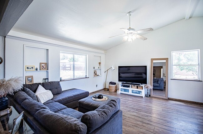 Photo - Spacious 3 Bedroom home with Solar Panels