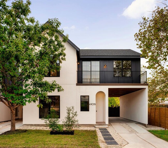 Building Photo - 4901 Gladeview Dr Unit B