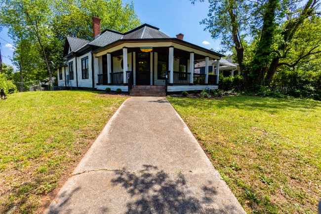Photo - 652 Boulevard SE