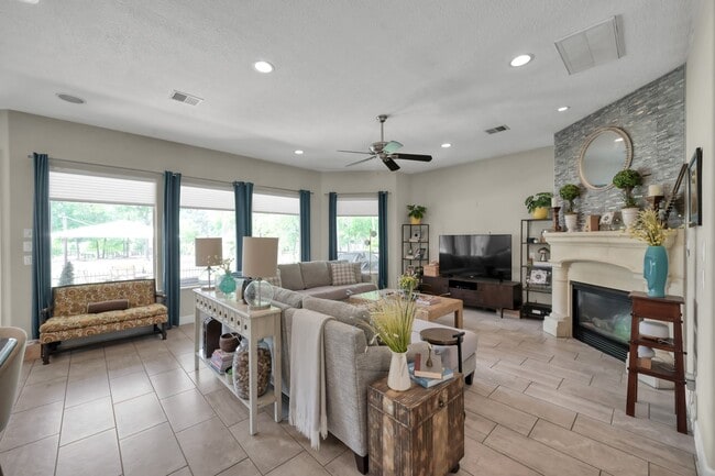 Photo - 204 W Pines Dr