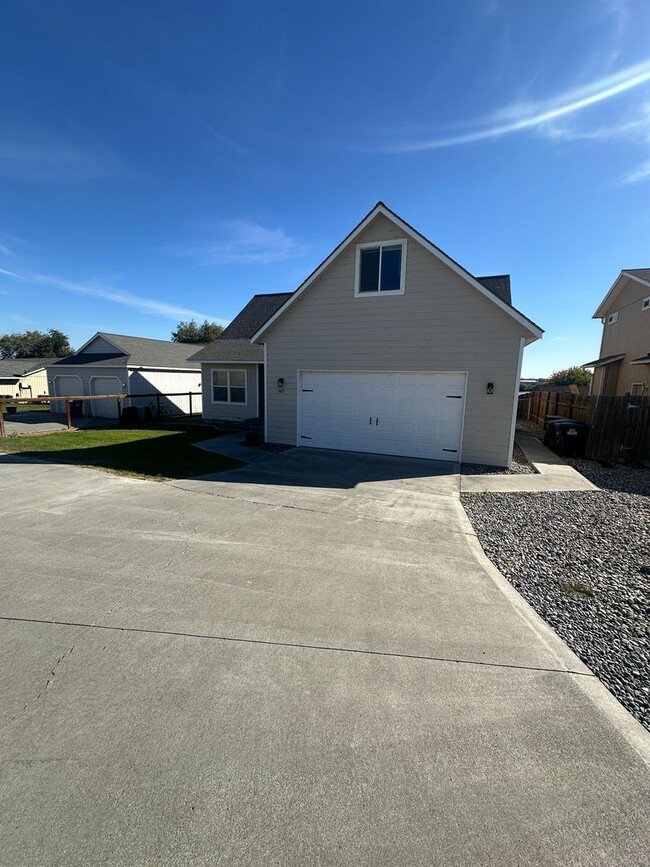 Building Photo - 5 Bedroom Home! Available now.