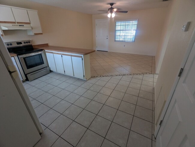 Photo - 824 N St Clair Abrams Ave