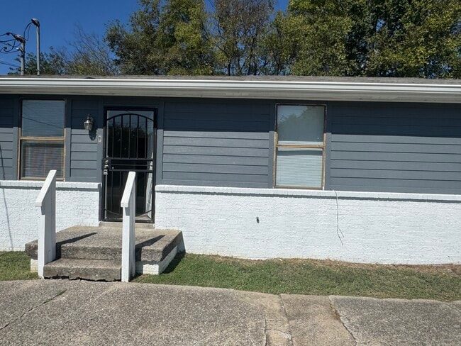 Building Photo - 3713 Village Trl Unit Duplex