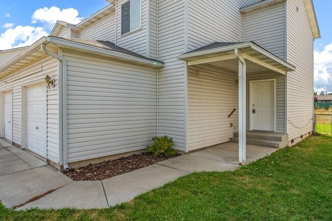 Photo - 3 bed 2 bath duplex with sprinkler system