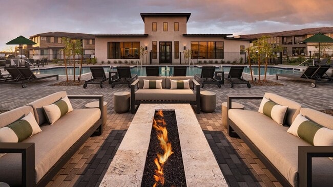 Building Photo - 2121 W Sonoran Desert Dr