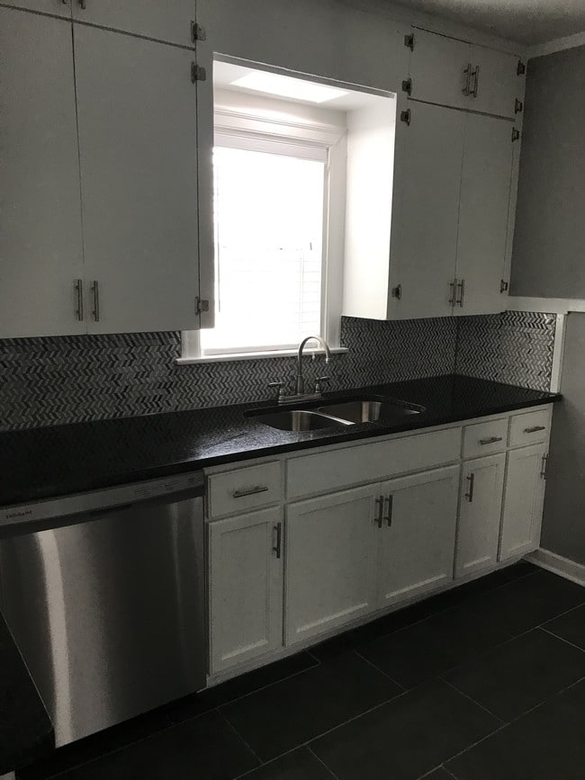 Kitchen - 1401 Hurley Ave