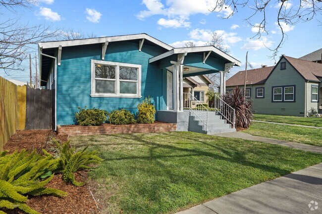 Building Photo - Remodeled 3 Bed | 1.5 Bath | Standalone Ho... Rental