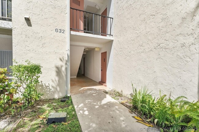 Building Photo - 632 NW 13th St Unit 16