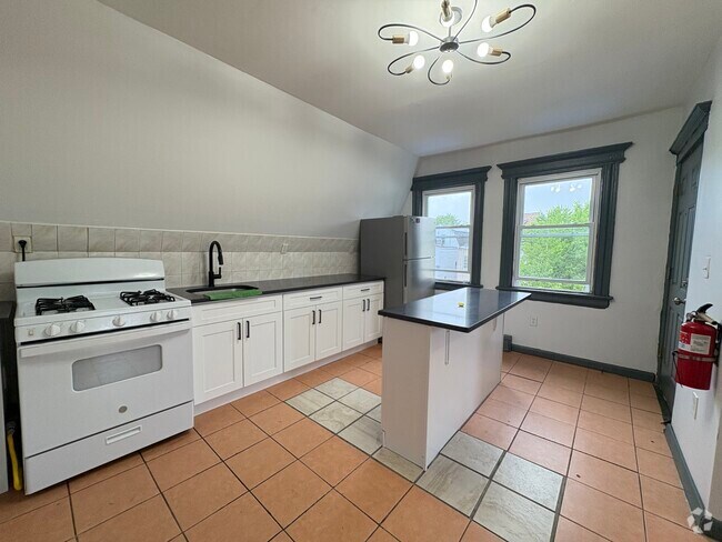 Building Photo - 287 Avon Ave Unit 3 Rental