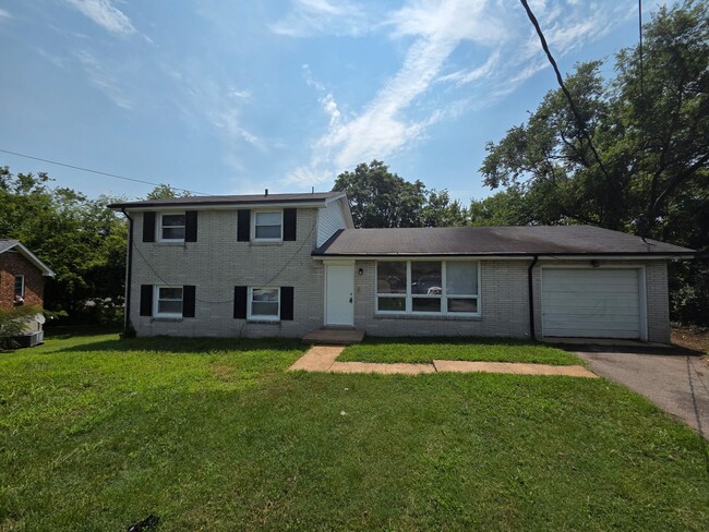 Building Photo - Large split level in Nashville by Carter Rent To Own