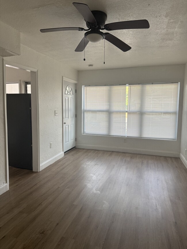 Photo - 1154 W 22nd St