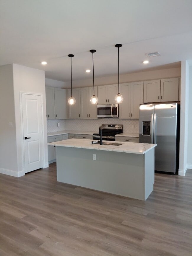 5713 Stonegate Cir