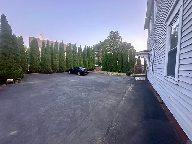 Private 5 Car Parking Area - 24 Malvern St Unit 2