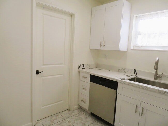 puerta al cuarto de lavado - 4532 Bougainvilla Dr Unidad # 12