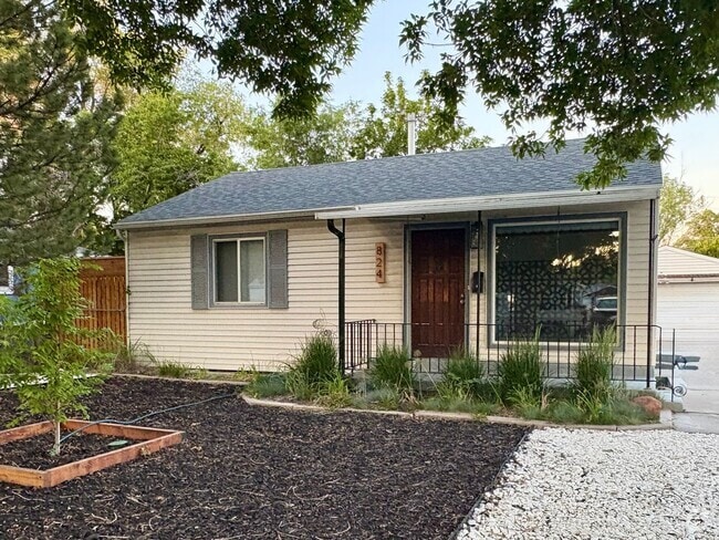 Building Photo - 2 Bed 1 Bath Home For Rent!