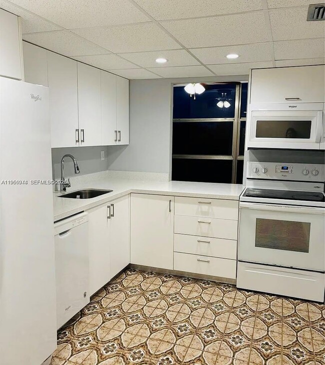 Building Photo - 2001 Atlantic Shores Blvd Unit 409