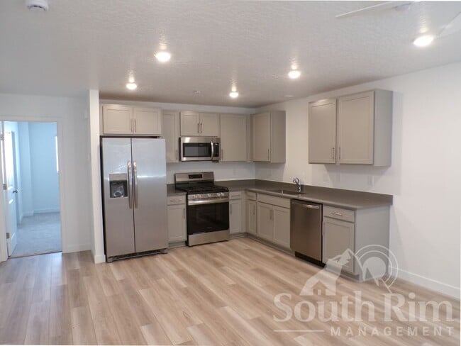 Photo - 660 Frost St