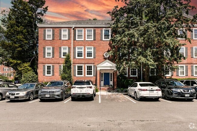 Building Photo - 3057 S Buchanan St Unit Apt A1