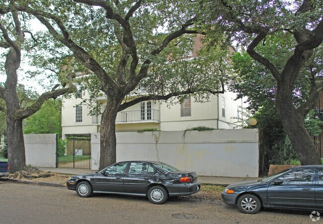 View From St. Charles - 3625 Saint Charles Ave Unit 3E