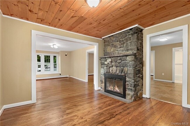 60 Watch Hill Rd