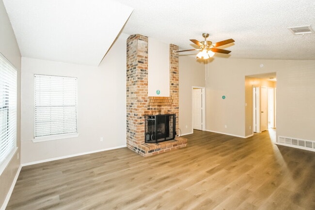 Photo - 4006 Bond St