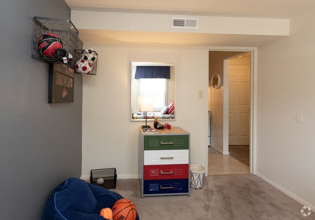 2BR, 1BA - 643 SF