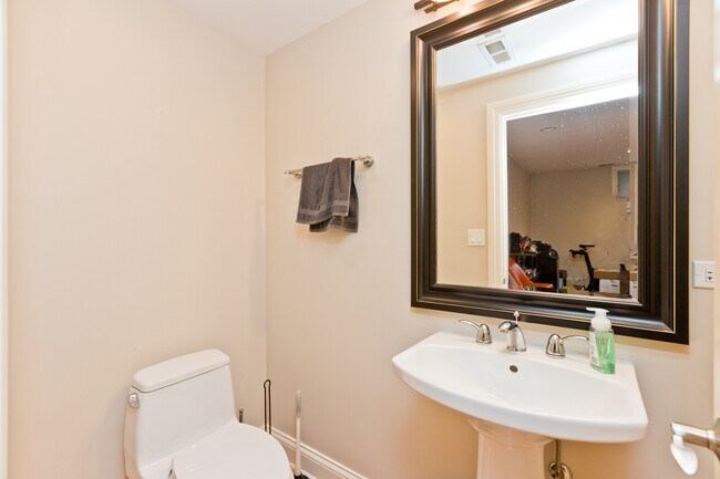 Photo - 2414 W Moffat St Unit 001