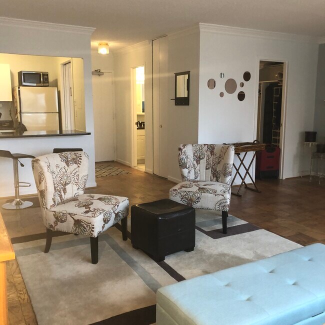 Fully stocked kitchen - 5500 Friendship Blvd Unidad 2412N