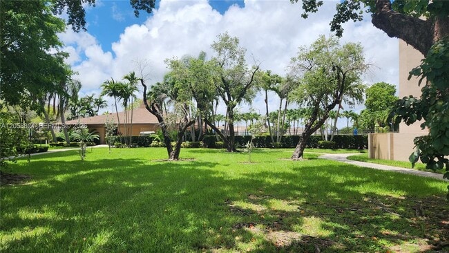 Building Photo - 10985 SW 107th St Unit 304